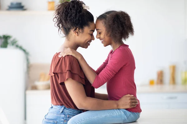 Profilporträtt av lycklig svart mor och dotter — Stockfoto