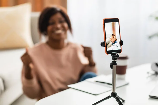 Afro-américaine blogueur dame faire vidéo sur Smartphone à la maison — Photo