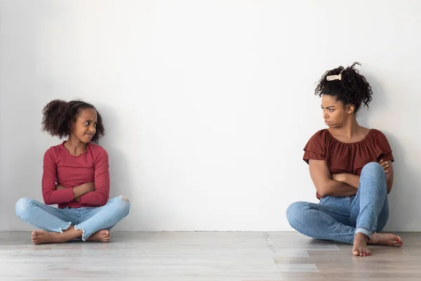 Enojado negro madre e hija mirando el uno al otro — Foto de Stock