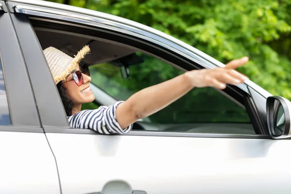 여름 모자를 쓰고 선글라스를 낀 행복 한 여인 이 차 여행을 즐긴다 — 스톡 사진