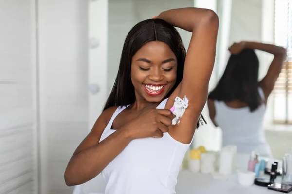 Portrait Of Happy Young Black Woman Shawing Armpit With Razor In Bathroom — Stok Foto