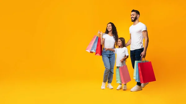 Happy Arab Family Shopping Holding Shopper Bolsas, Fondo amarillo, Panorama —  Fotos de Stock