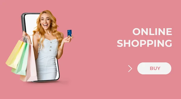 Коллаж с молодой блондинкой выходит из экрана мобильного телефона, держа подарочные пакеты и кредитные карты, покупки в Интернете — стоковое фото