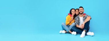 Orta Doğulu Ebeveynler ve Kız Kucaklama Yakın Boş Alan, Mavi Arkaplan