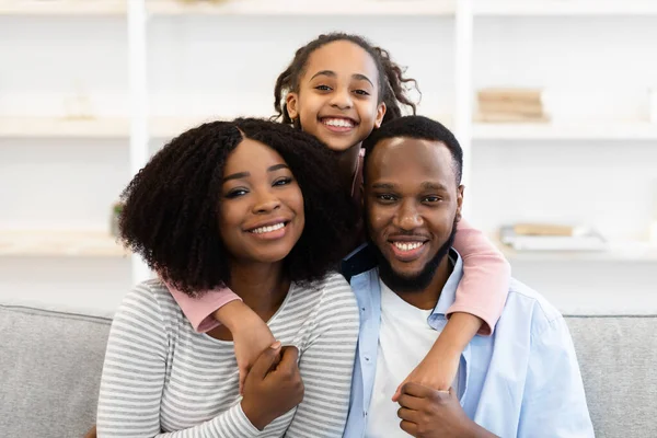 Retrato de familia negra feliz sonriendo posando para la foto — Foto de Stock