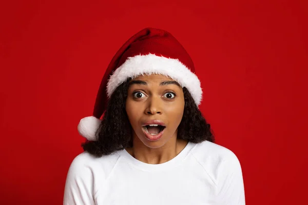 Primo piano della donna nera sorpresa in cappello di Babbo Natale — Foto Stock