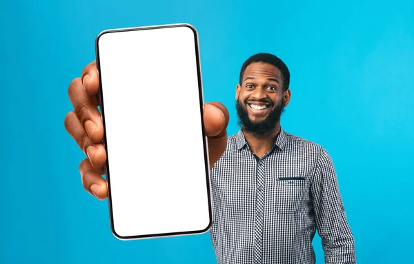 Cool aplicación móvil. Alegre hombre negro mostrando Smartphone con pantalla blanca grande —  Fotos de Stock