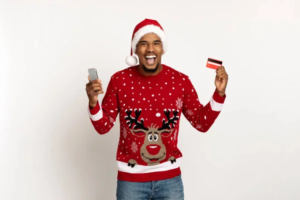 Emotionele Afro-Amerikaanse man met smartphone en creditcard — Stockfoto
