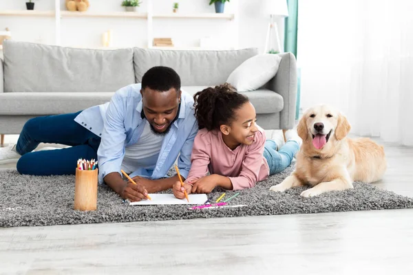 Black family spending time at home drawing picture — Stock Photo, Image