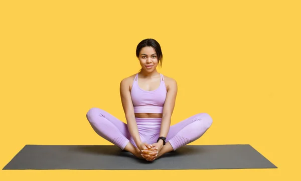 静下心来做瑜伽运动的非洲裔美国女人，坐落于卡纳萨纳，捆绑角度或蝴蝶姿势 — 图库照片