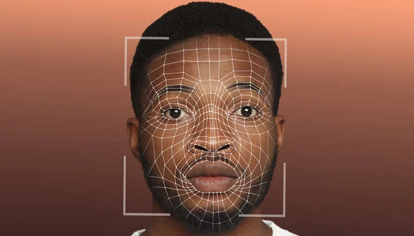 Ciddi derecede çekici, Afro-Amerikalı genç bir adam, dijital hologramla çifte pozlama. — Stok fotoğraf