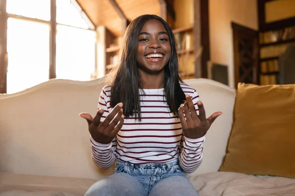 Feliz joven mujer negra hablando con un amigo en línea, tener videollamada remota desde casa, vista de la pantalla del ordenador —  Fotos de Stock