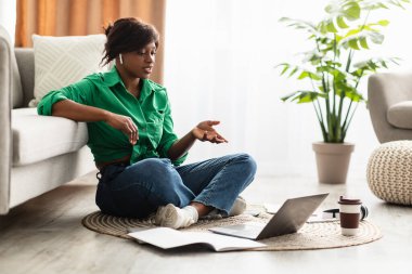 Afrikalı Kadın İletişim Evdeki Bilgisayarda Video Görüşmesi Yapıyor