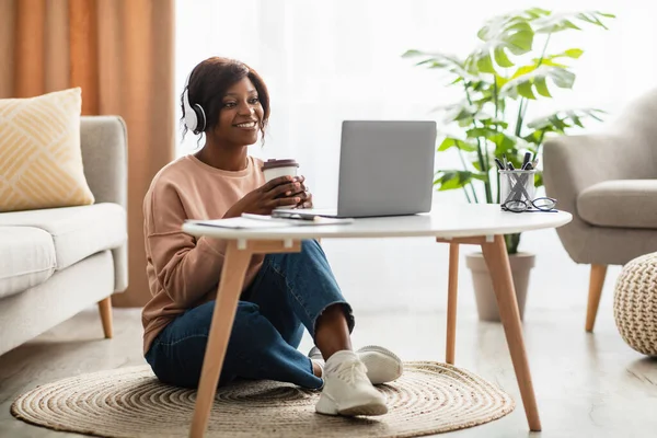 Afroamerykanka w laptopie wykonuje wideo połączenie w domu — Zdjęcie stockowe