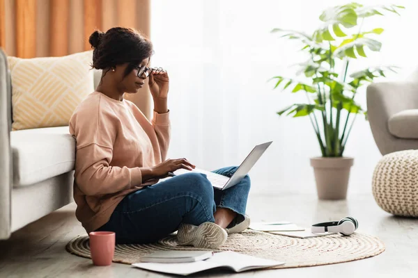 Black Millennial Lady Korzystanie Laptop noszenie okularów pracy w domu — Zdjęcie stockowe