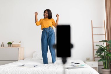 Siyah Kadın Blogcu Akıllı Telefonla Video Çekiyor İçerde Eğleniyor