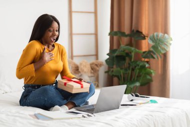 Laptop Holding Hediye Salonu 'nda Siyah Kadın Video Aranıyor
