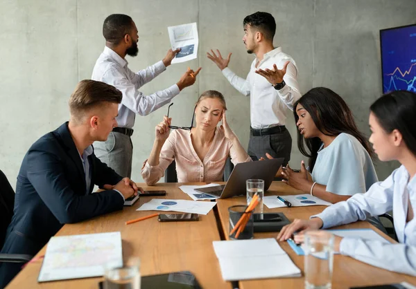 Conflictos laborales. Grupo estresado de empresarios que tienen desacuerdos durante la reunión corporativa — Foto de Stock