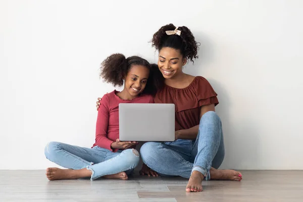 Счастливая чернокожая мама и ребенок-подросток с помощью ноутбука, места для копирования — стоковое фото