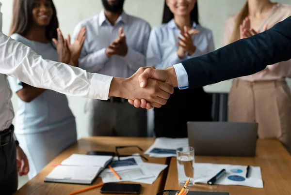 Acordo de sucesso. Tiro de close-up de dois homens Handshaking na reunião corporativa do grupo — Fotografia de Stock