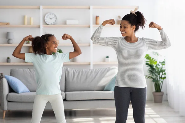 Atlétikai fekete anya és gyerek együtt gyakorolják a reggeli gyakorlatokat. — Stock Fotó