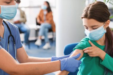Covid-19 'a Aşı Olan Kız, Alçı Uygulayan Kadın Doktor