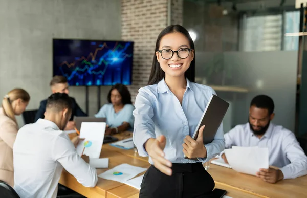 Asia HR Manager dando la mano para el apretón de manos en la cámara durante la reunión corporativa — Foto de Stock