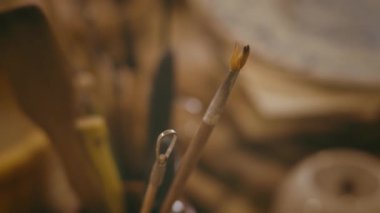 Clay 'le Kapalı Kapılar' da Çalışmak İçin Çömlek Aletleri