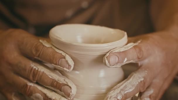 Pottenbakkers handen Vormen van een Clay Pot met behulp van wiel binnen, Close-up — Stockvideo