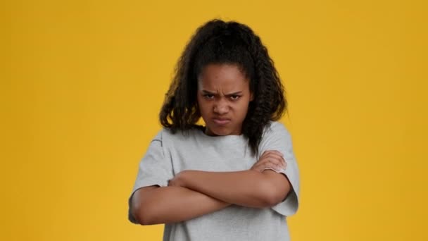 Descontente afro-americano adolescente menina cruzando as mãos sobre fundo amarelo — Vídeo de Stock