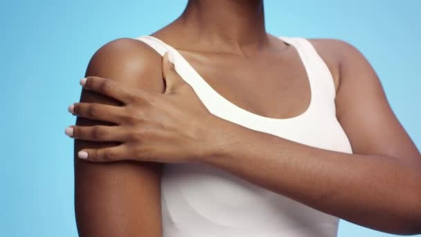 Muskelsmärtor. Oigenkännlig afrikansk amerikansk kvinna vidrör sin smärtsamma axel, lider av kronisk värk — Stockvideo