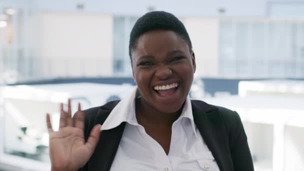Jó napot! Pozitív afro-amerikai nő formális viselet integető kéz a kamera — Stock videók