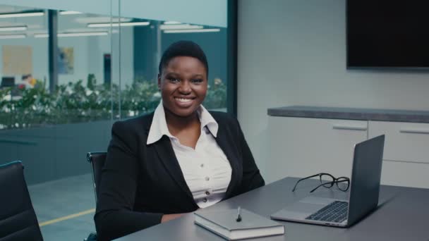 Portrait de sourire femme d'affaires noire posant sur le lieu de travail dans le bureau moderne — Video