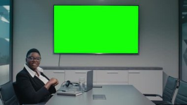Genç Siyahi İş Kadını Konferans Odasında Krom Anahtarlı TV ile Sunum Yapıyor