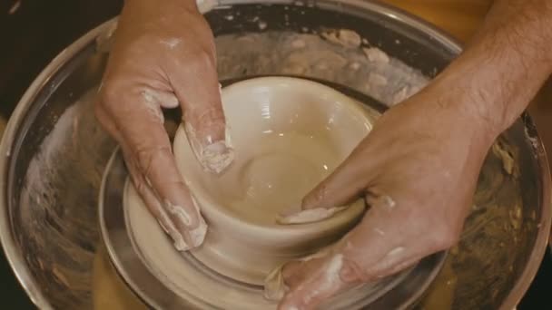 Hoge-hoek uitzicht van pottenbakkers handen Vormen van een Clay Pot Binnenshuis — Stockvideo