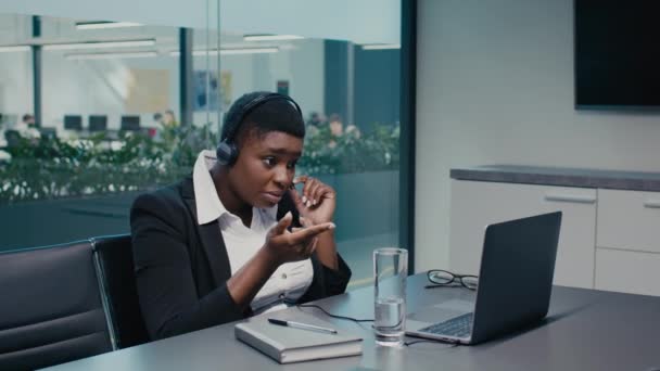 Perempuan Pengusaha Kulit Hitam Memakai Headset Berbicara Dengan Pelanggan Di Tempat Kerja Di Kantor — Stok Video