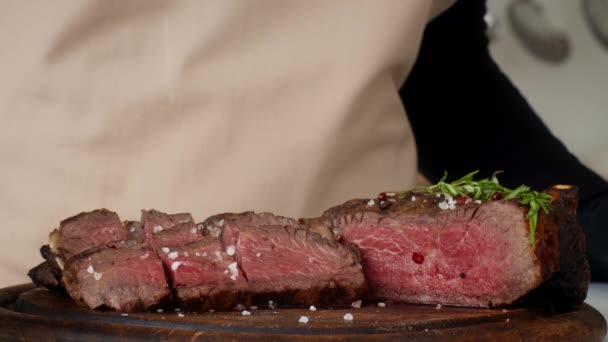 Unerkennbare Cook Seasoning Beef Steaks Streusalz in der Küche, Nahaufnahme — Stockvideo