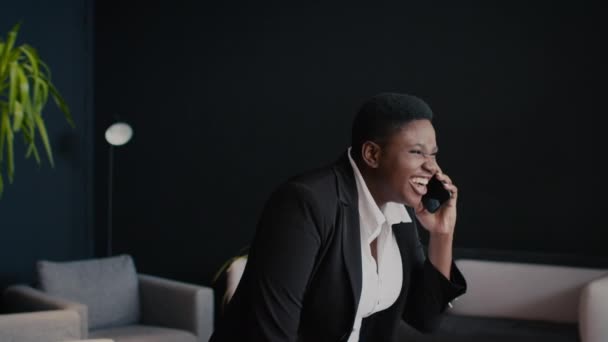 Empresária negra feliz em uso formal conversando no celular no escritório Hall — Vídeo de Stock