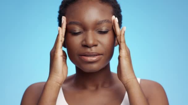 편두통이요. 두 통 공격으로 고통받고 있는 아프리카 계 미국인 여성의 스튜디오 사진, 안마용 사원 — 비디오