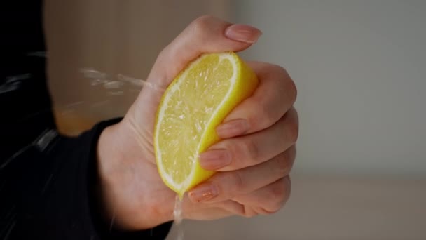 Unerkennbare Dame quetscht Zitronenschale mit Saft in der Küche — Stockvideo