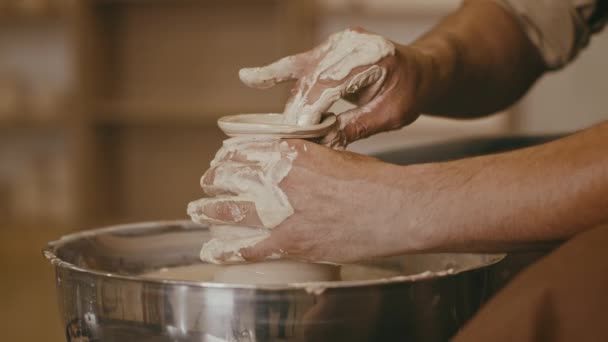 Pottenbakkers handen vormen Clay in de vaas op het wiel binnen, zijaanzicht — Stockvideo