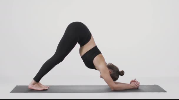 Formación de Yoga. Vista lateral de la joven dama deportiva flexible demostrando asana en la estera de fitness, estirando el cuerpo — Vídeos de Stock