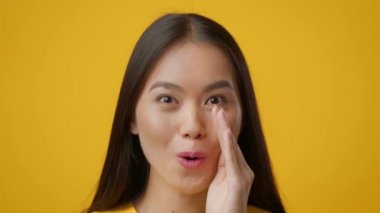 Asyalı Kadın Gizli İşaret İşareti, Sarı Arkaplan