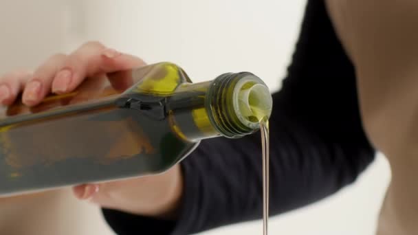 Unrecognizable Female Pouring Olive Oil Cooking Dinner In Kitchen, Closeup — Stock Video