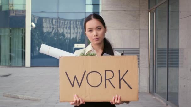 Desempregado chinês escritório senhora segurando caixa de pé na área urbana — Vídeo de Stock