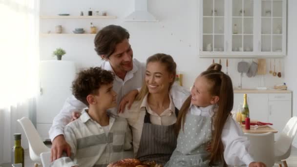 Gelukkig gezin vieren Thanksgiving dag samen eten thuis — Stockvideo