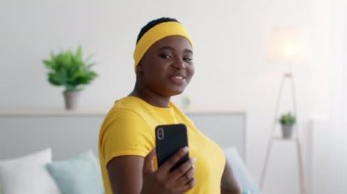 Dumbbell 'la antrenman yaparken siyah kilolu kadın videosu sosyal medyaya aktarılıyor