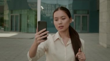 Asyalı İş Kadını Akıllı Telefonla Dışarıya Arama Yapıyor