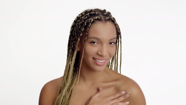 Mujer negra aplicando crema en hombro desnudo sobre fondo blanco — Vídeos de Stock