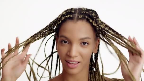 Feminino africano com trançado penteado jogar com tranças, fundo branco — Vídeo de Stock